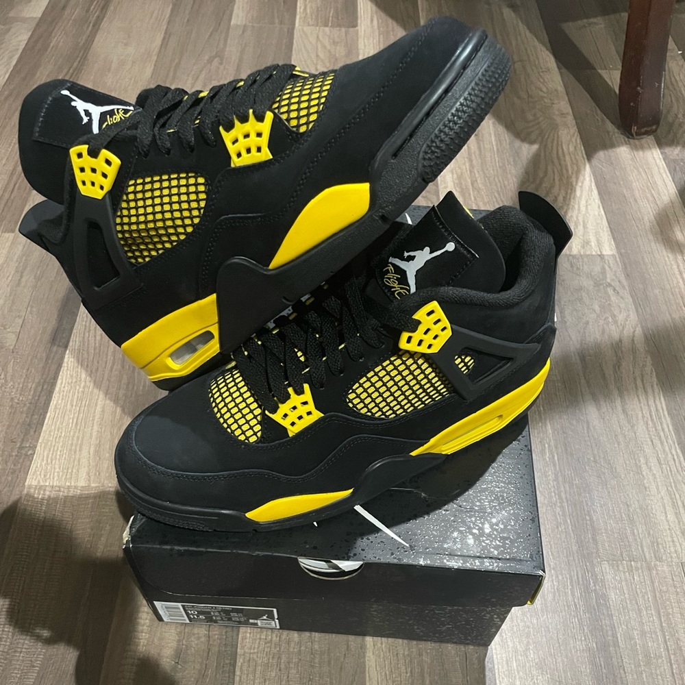 Jordan 4 Retro Mid Thunder Size 10M BRAND NEW ✅